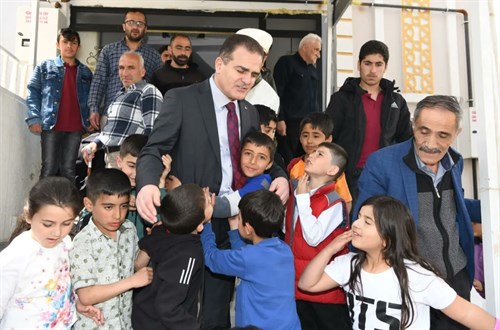 Vali/Belediye Başkan V. Sayın İdris AKBIYIK  Aksa Camii’nde kıldığı Cuma namazı çıkışında kendisini bekleyen çocuklara kitap hediye etti.