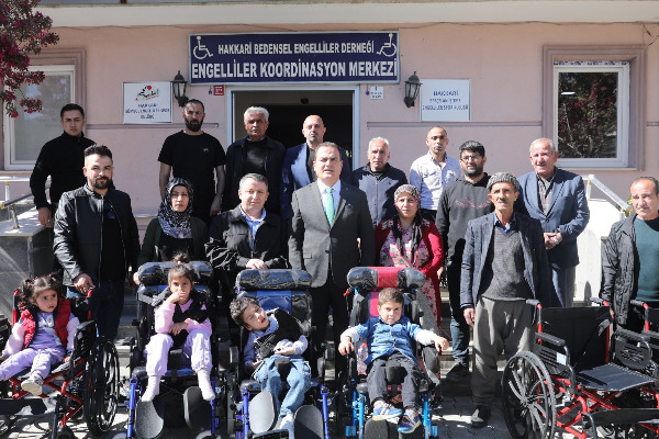 Sayın Vali/Belediye Başkan Vekilimiz, Hakkari Belediyesi Bedensel Engelliler Derneğinde gerçekleştirilen tekerlekli sandalye takdimine katıldı